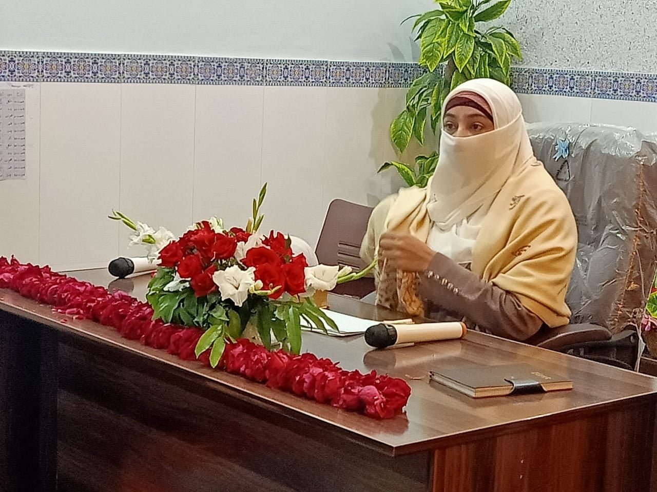 عظمیٰ رحمت قرآن کی تعلیم دیتے ہوئے